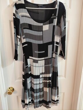 Veeca Black & Gray Pleated Long-Sleeve Midi Dress